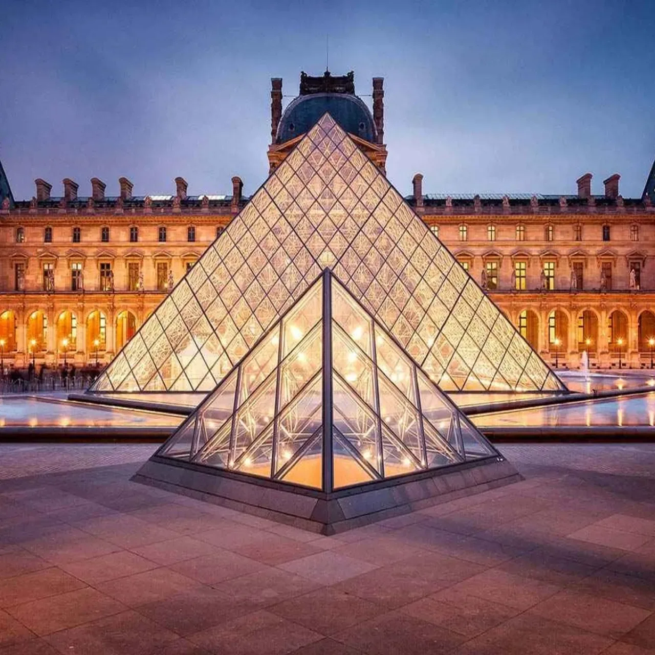 Louvre Müzesi'nden Çalınan Mücevherlerin Sigortasız Olduğu Ortaya Çıktı Louvre Müzesi'nden Çalınan Mücevherlerin Sigortasız Olduğu Ortaya Çıktı