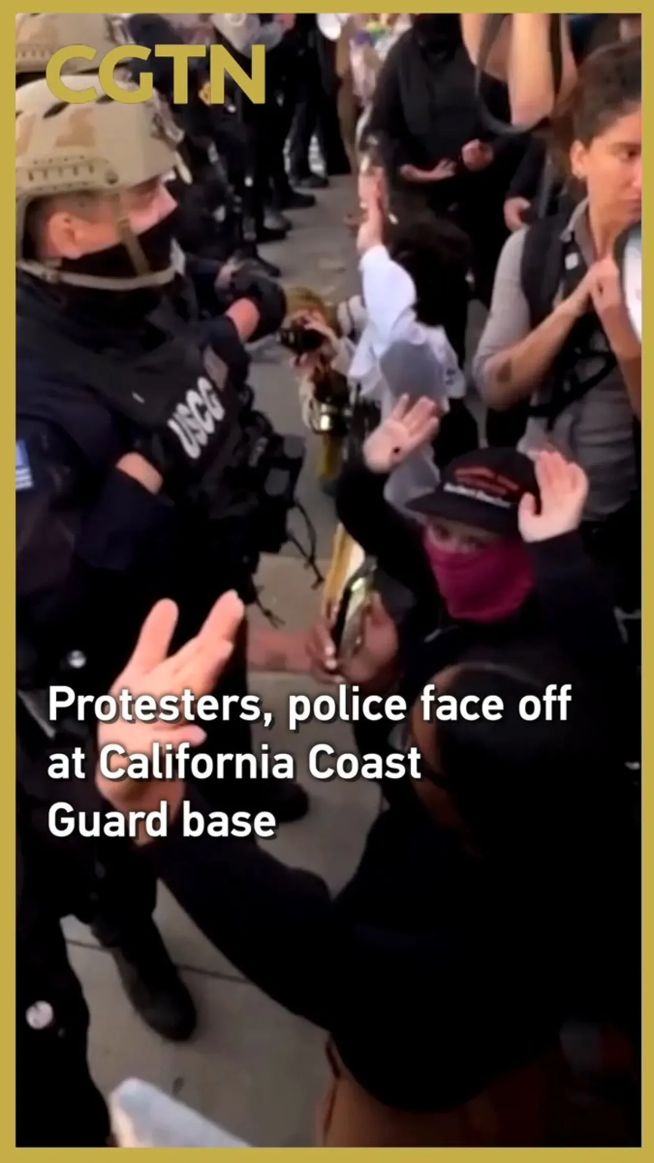 California Sahil Güvenlik Üssü'nde Protestocular ve Polis Arasında Gerginlik California Sahil Güvenlik Üssü'nde Protestocular ve Polis Arasında Gerginlik