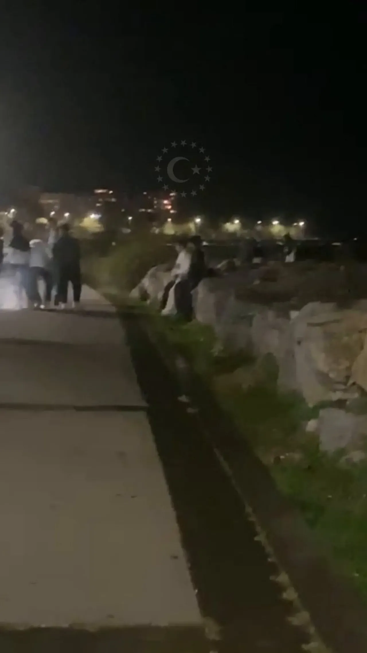 Kadıköy Sahilinde Halay Çeken Gruba Müdahale: Sis Bombası Kullanıldı Kadıköy Sahilinde Halay Çeken Gruba Müdahale: Sis Bombası Kullanıldı