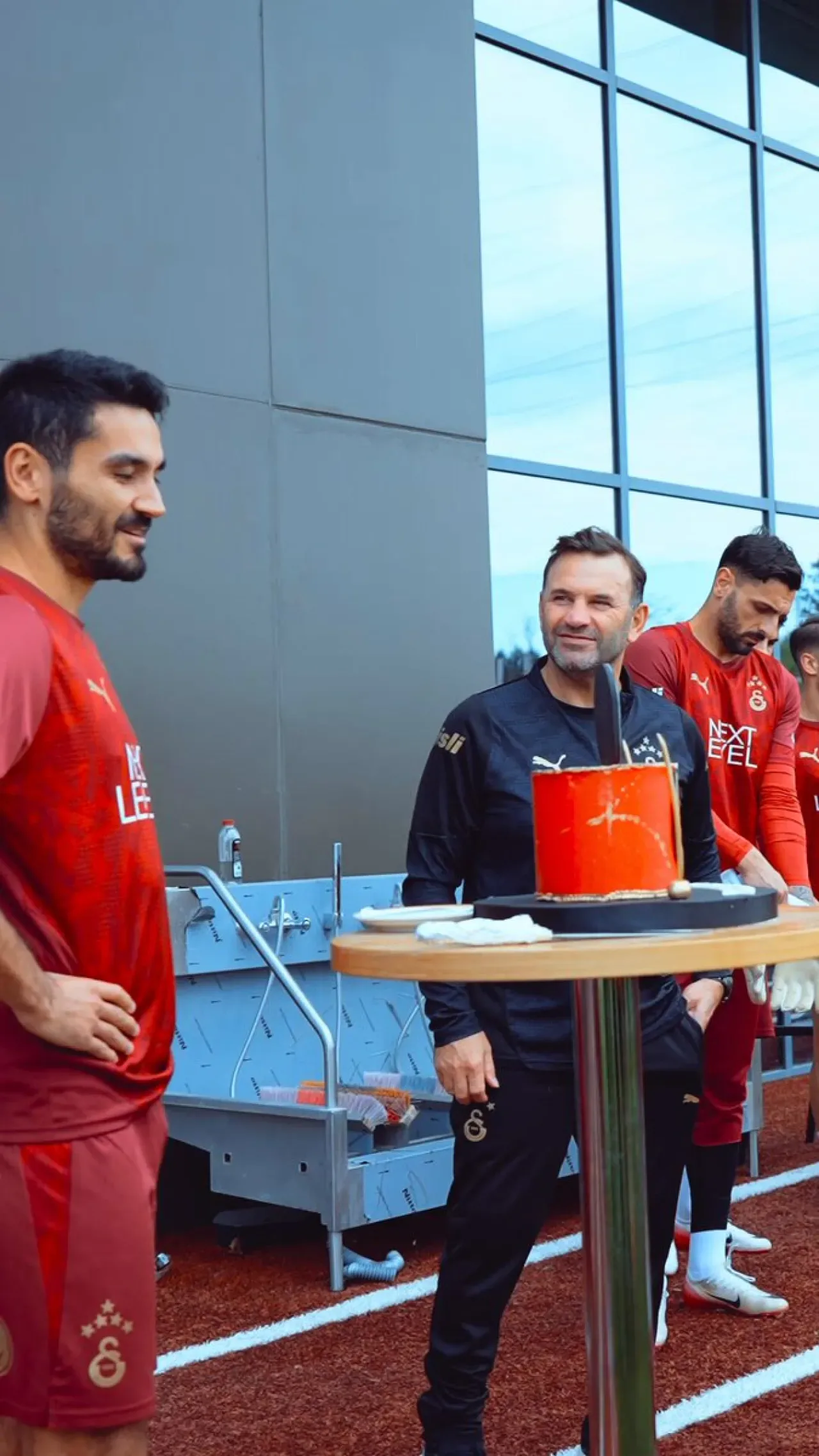 Galatasaray'da İlkay Gündoğan'ın Doğum Günü Kutlaması Galatasaray'da İlkay Gündoğan'ın Doğum Günü Kutlaması