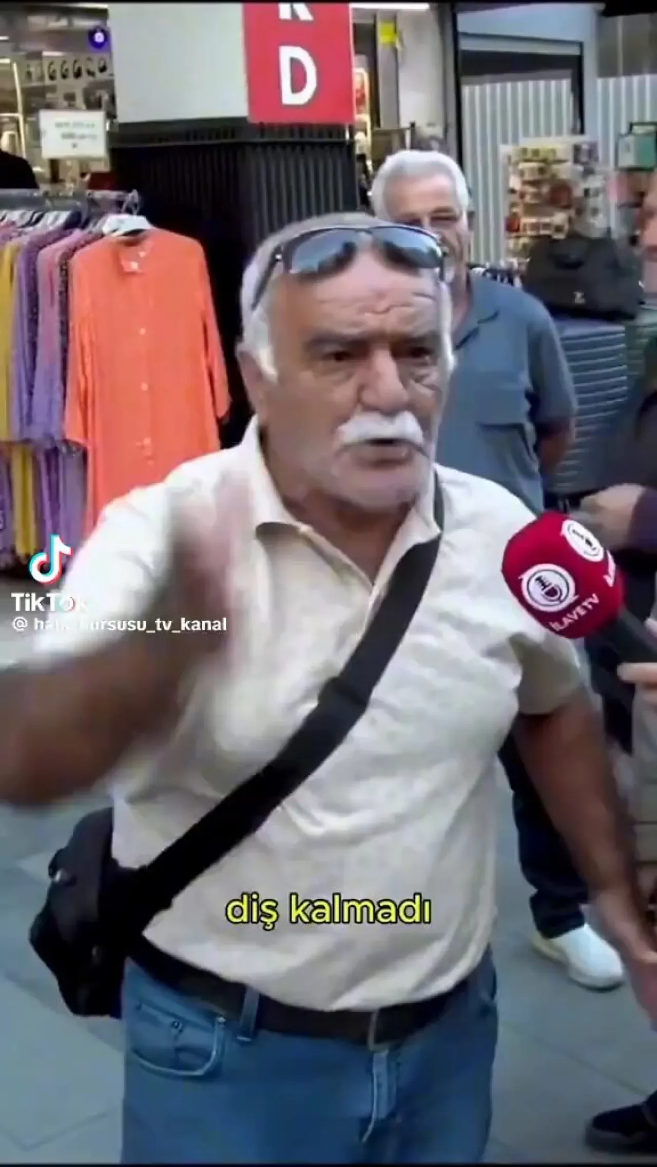 Sokakta Mikrofon Ucuna Yansıyan Açlık ve Öfke: "Millet Aç, Çocuklarınızı Hiç mi Düşünmüyorsunuz?" Sokakta Mikrofon Ucuna Yansıyan Açlık ve Öfke: "Millet Aç, Çocuklarınızı Hiç mi Düşünmüyorsunuz?"