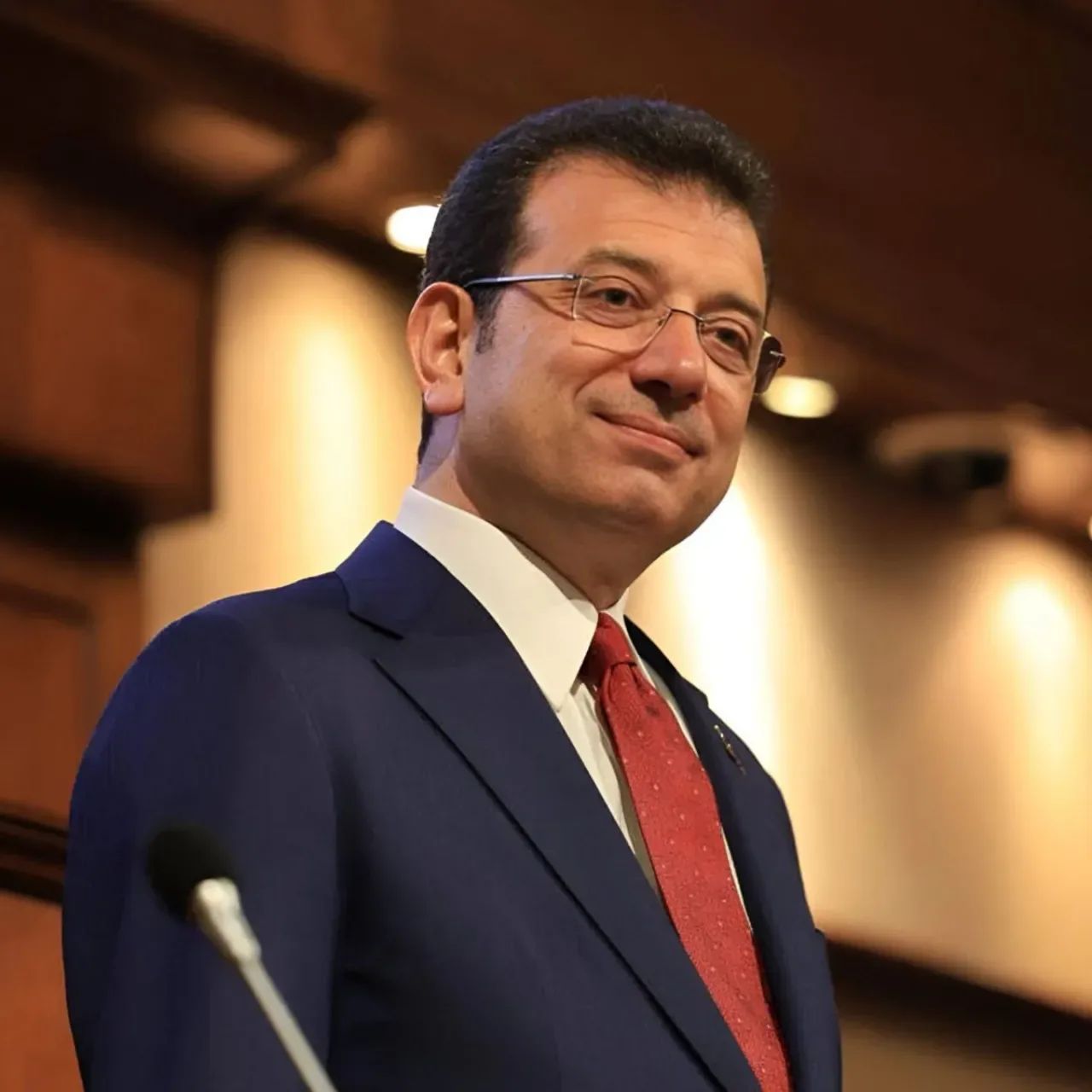 Ekrem İmamoğlu'nun Sabah Rutini: 12 Metrekarelik Dünyasından Gökyüzünü Seyrediyor Ekrem İmamoğlu'nun Sabah Rutini: 12 Metrekarelik Dünyasından Gökyüzünü Seyrediyor