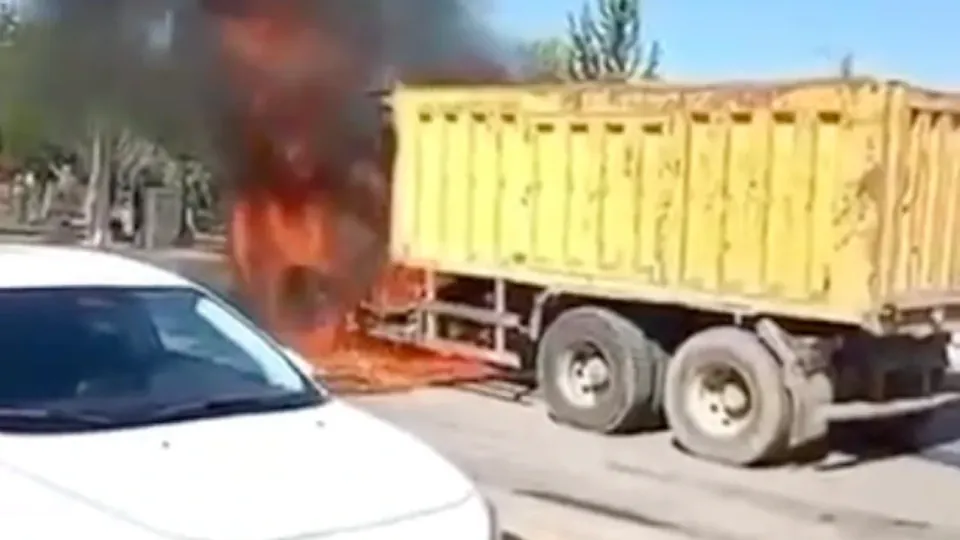 Adana Çukurova'da Hastane Yanında Kamyon Yandı: Trafik Geçici Kapanmıştı görseli