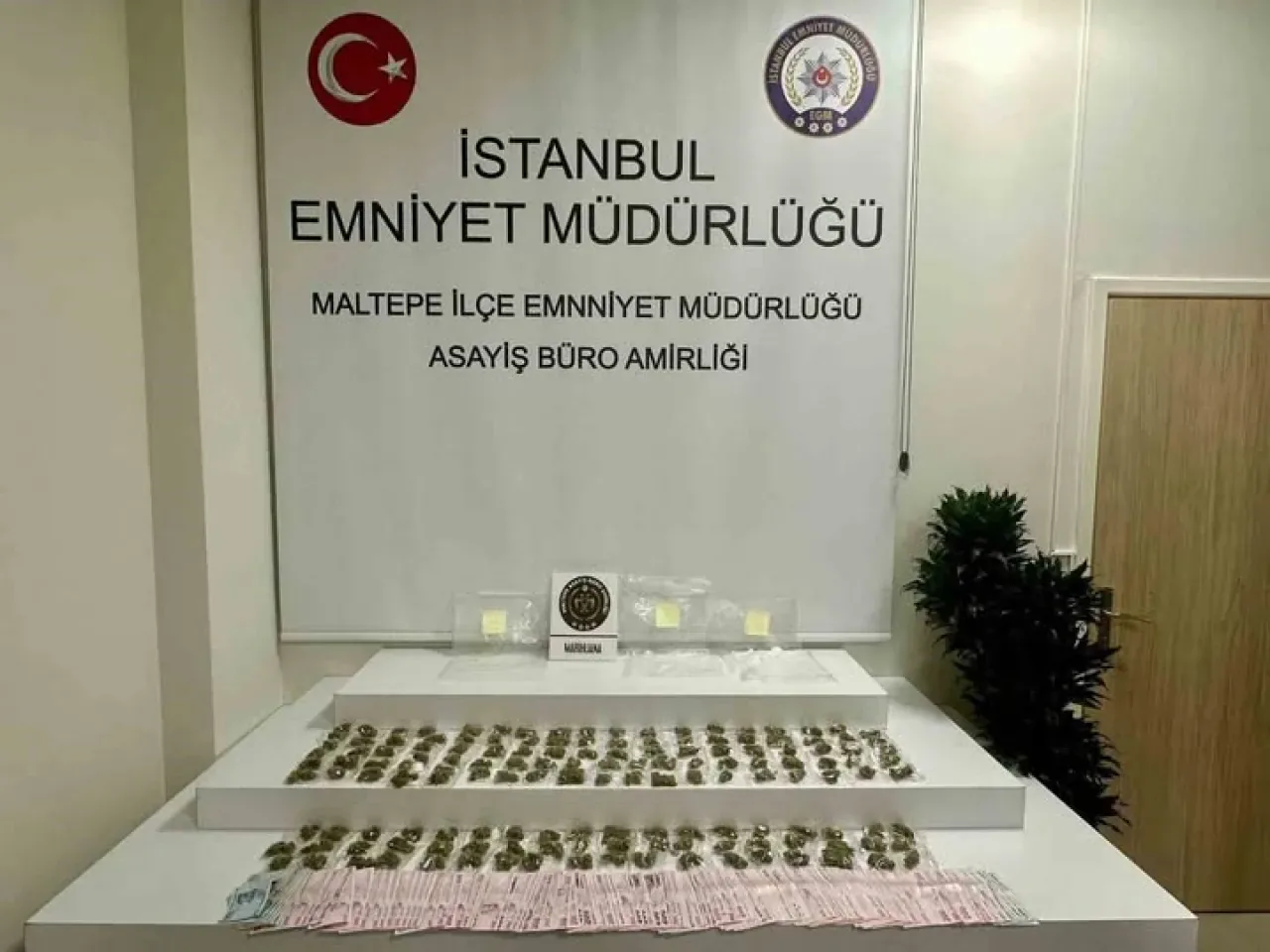 İstanbul Maltepe'de Uyuşturucu Operasyonu: Zulada Büyük Miktarda Madde Ele Geçirildi İstanbul Maltepe'de Uyuşturucu Operasyonu: Zulada Büyük Miktarda Madde Ele Geçirildi
