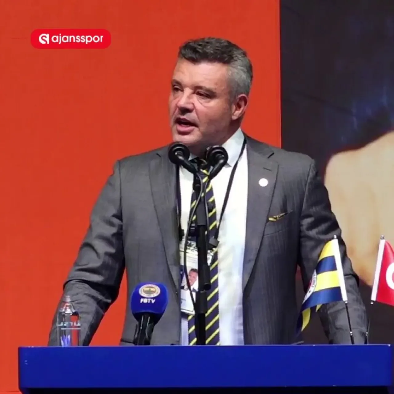 Sadettin Saran'dan Taraftara Şampiyonluk Çağrısı: "En İyisi Bizim Takımımız" Sadettin Saran'dan Taraftara Şampiyonluk Çağrısı: "En İyisi Bizim Takımımız"