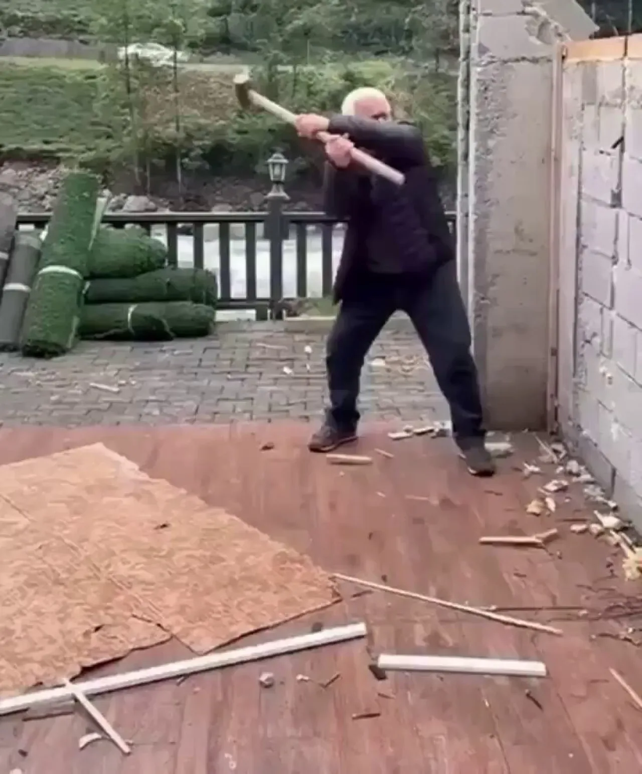 Rize Fırtına Vadisi'ndeki Riskli Bungalovlar Yıkılıyor Rize Fırtına Vadisi'ndeki Riskli Bungalovlar Yıkılıyor