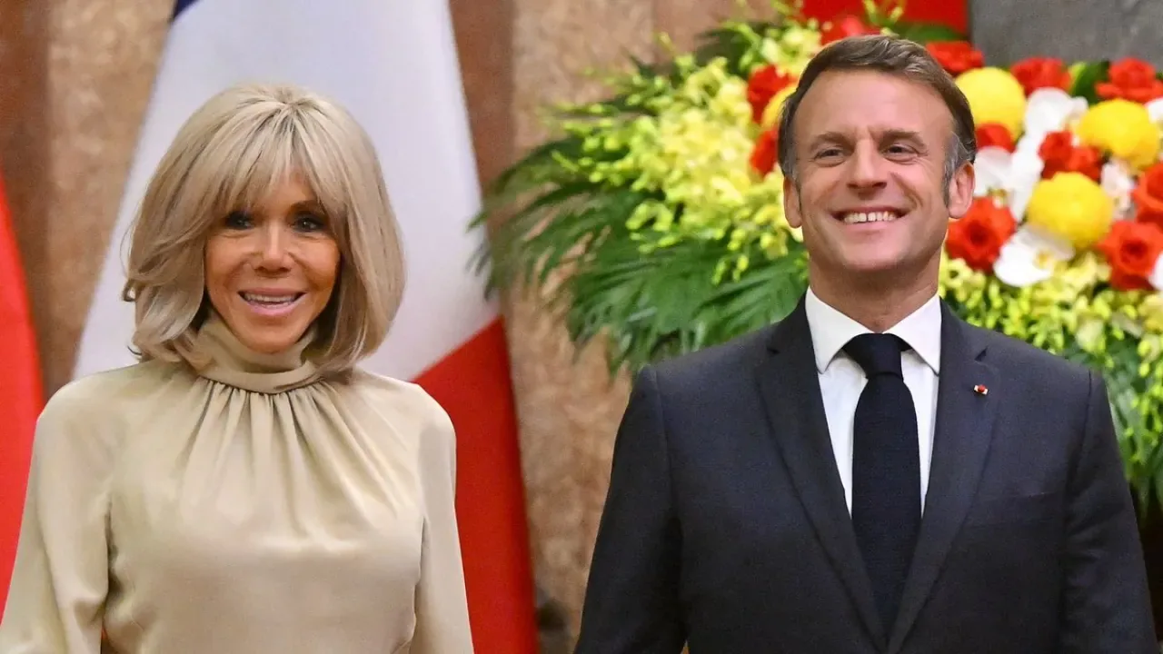 Fransa Cumhurbaşkanı'nın Eşi Brigitte Macron Vergi Sisteminde 'Erkek' Olarak Görüntülendi Fransa Cumhurbaşkanı'nın Eşi Brigitte Macron Vergi Sisteminde 'Erkek' Olarak Görüntülendi