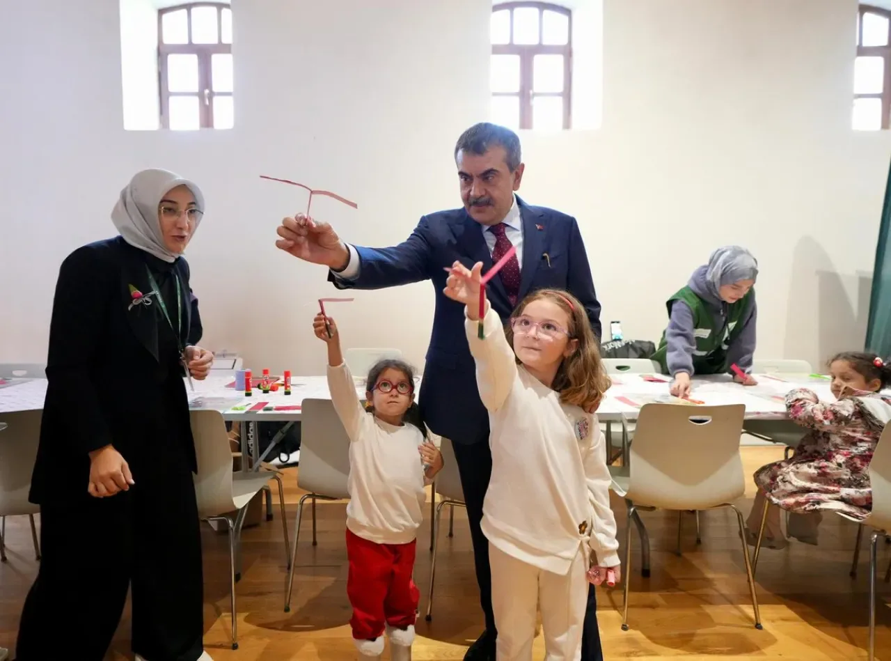 Milli Eğitim Bakanı Tekin, Rami Kütüphanesi'nde Bilim Şenliği ve Sergiyi Ziyaret Etti Milli Eğitim Bakanı Tekin, Rami Kütüphanesi'nde Bilim Şenliği ve Sergiyi Ziyaret Etti