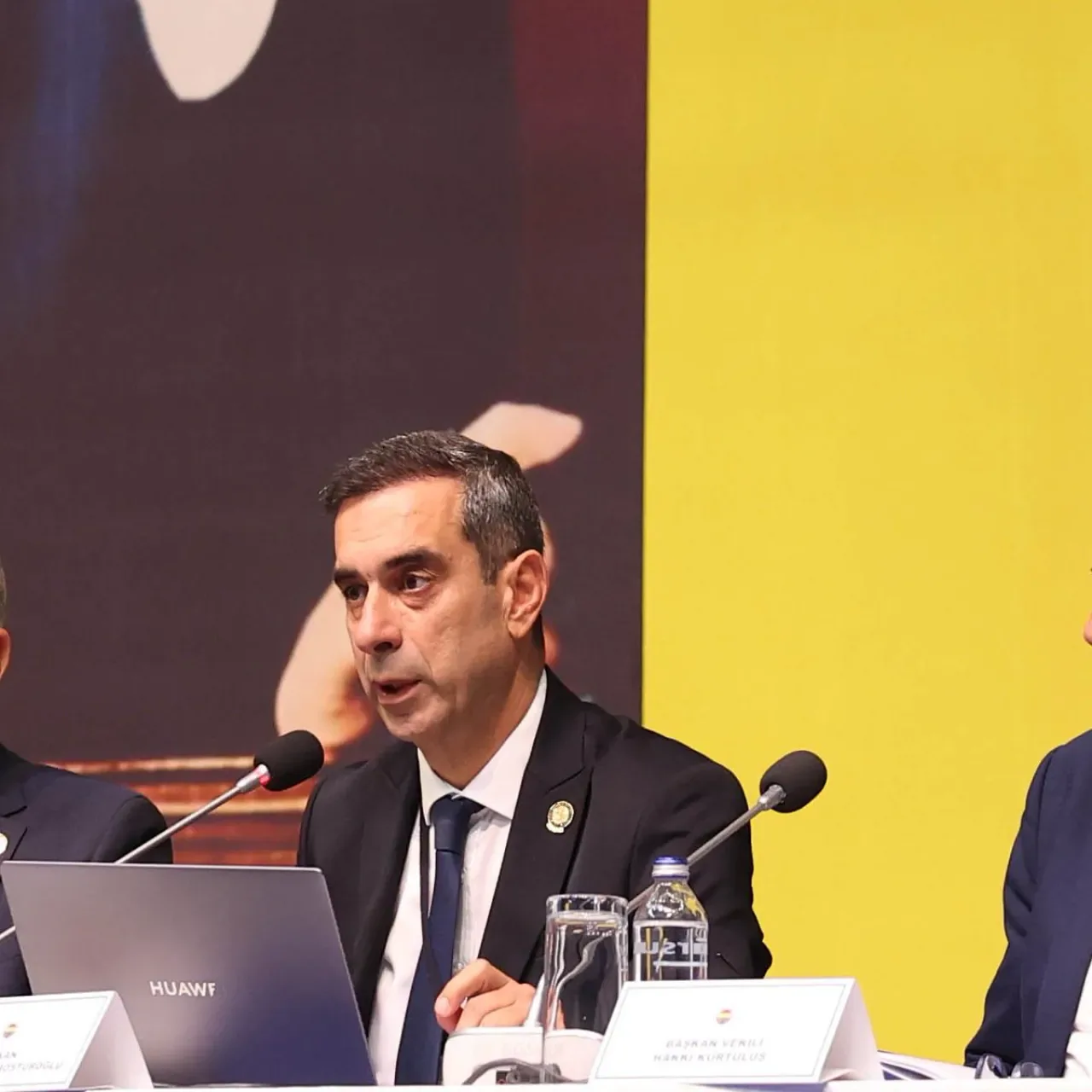 Fenerbahçe'de Olağanüstü Genel Kurul: Şekip Mosturoğlu Açıklamalar Yaptı Fenerbahçe'de Olağanüstü Genel Kurul: Şekip Mosturoğlu Açıklamalar Yaptı