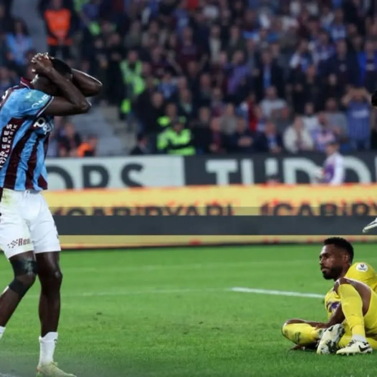 Claro'nun Ayağı Kırıldı: Futbolcunun Sakatlık Anı Claro'nun Ayağı Kırıldı: Futbolcunun Sakatlık Anı