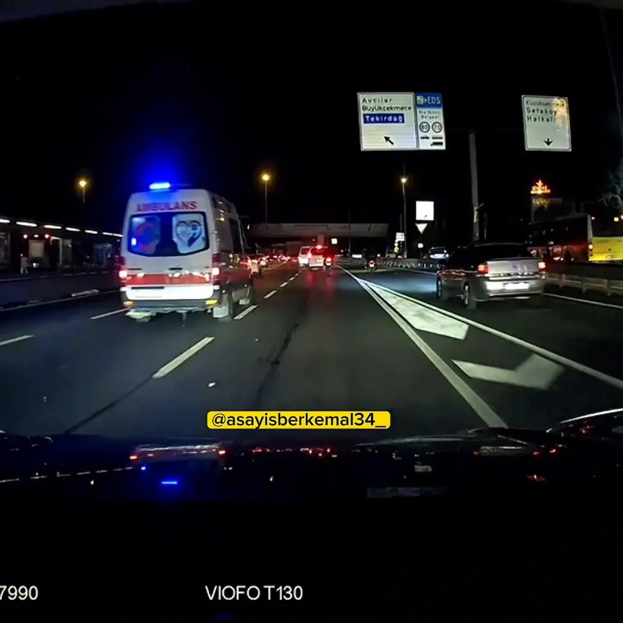 İstanbul'da Ambulansın Altında Kalan Motosikletli Kaza Kurbanı Oldu İstanbul'da Ambulansın Altında Kalan Motosikletli Kaza Kurbanı Oldu