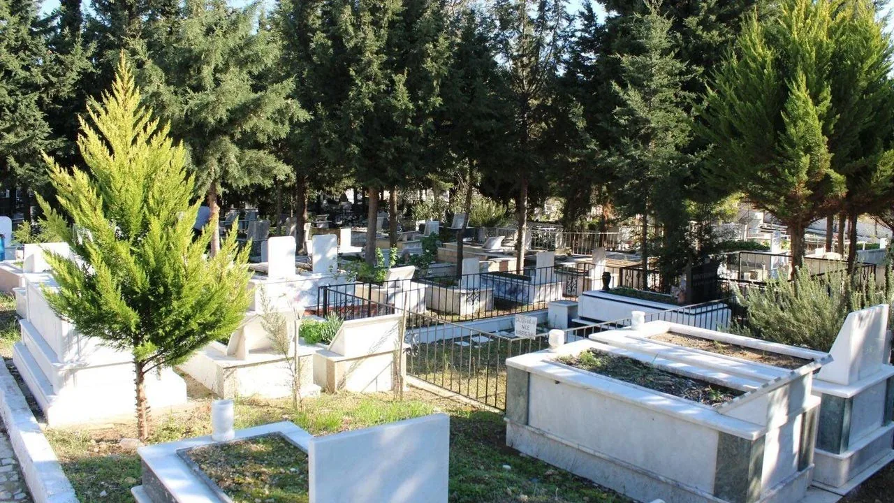 İzmir'de Mezarlıklarda Yeni Dönem: Kaçak Yapılaşmaya ve Fahiş Fiyatlara Son İzmir'de Mezarlıklarda Yeni Dönem: Kaçak Yapılaşmaya ve Fahiş Fiyatlara Son