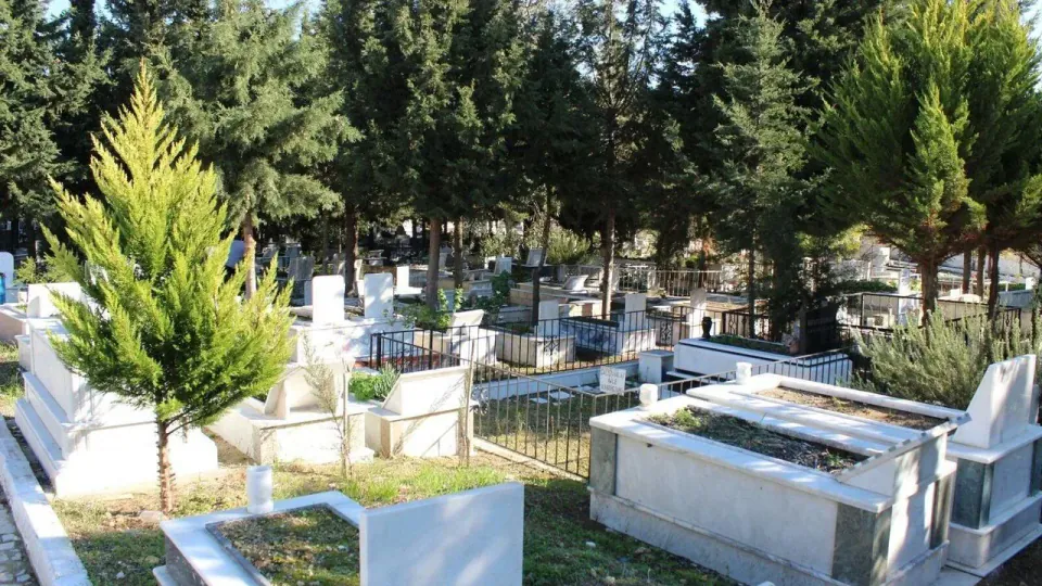 İzmir'de Mezarlıklarda Yeni Dönem: Kaçak Yapılaşmaya ve Fahiş Fiyatlara Son görseli