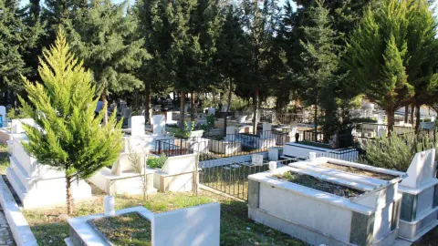 İzmir'de Mezarlıklarda Yeni Dönem: Kaçak Yapılaşmaya ve Fahiş Fiyatlara Son