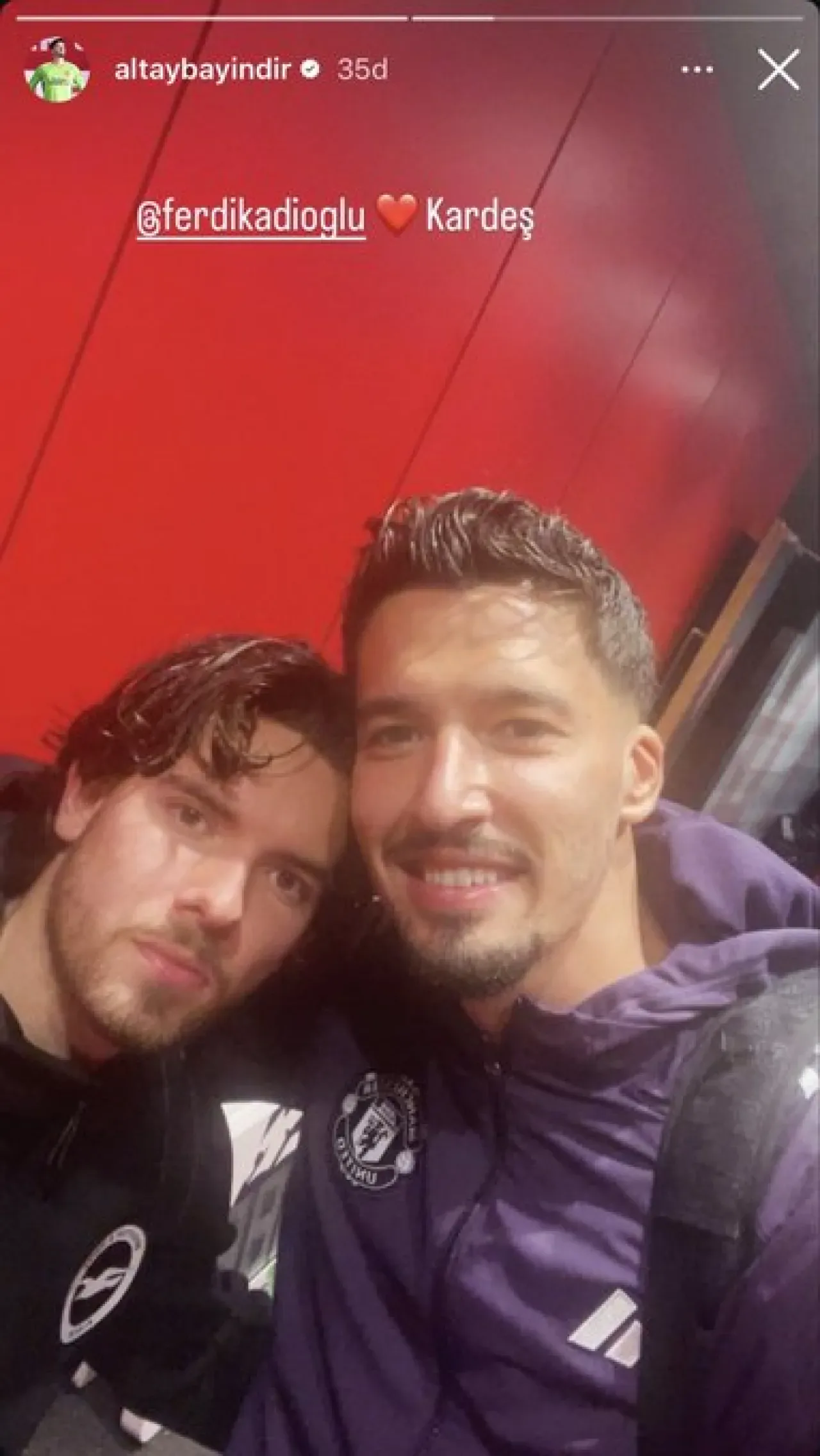 Altay Bayındır, Ferdi Kadıoğlu'nu Manchester United'a Davet Etti Altay Bayındır, Ferdi Kadıoğlu'nu Manchester United'a Davet Etti