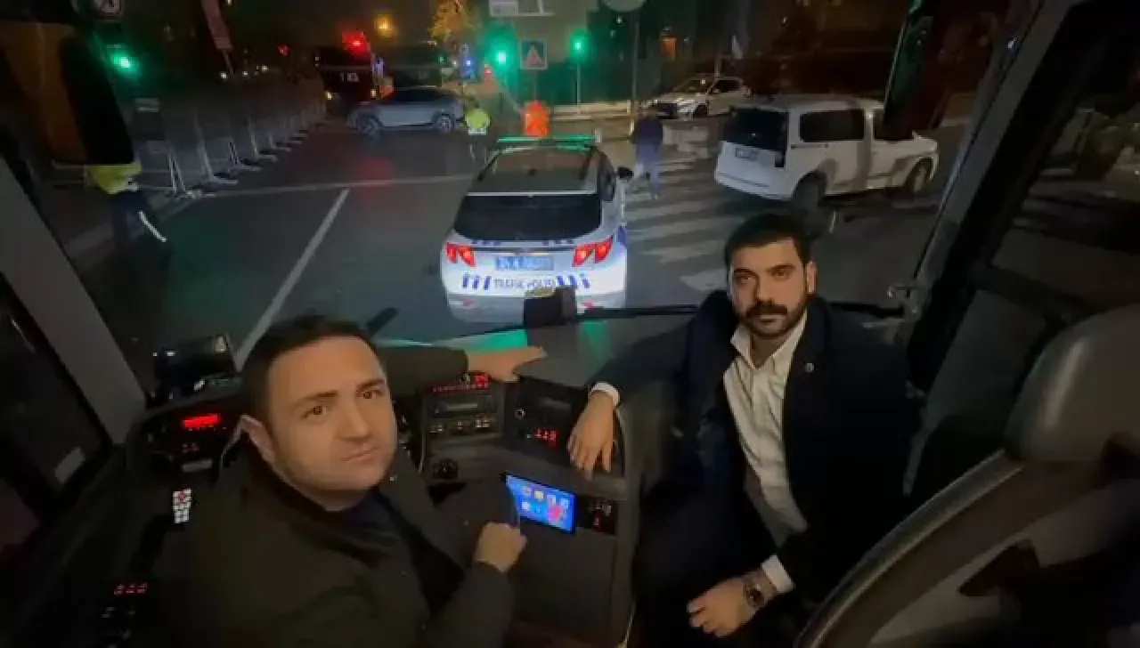 CHP'li Umut Akdoğan, Parti Otobüsünün Çağlayan Adliyesi Önüne Getirildiğini Açıkladı CHP'li Umut Akdoğan, Parti Otobüsünün Çağlayan Adliyesi Önüne Getirildiğini Açıkladı