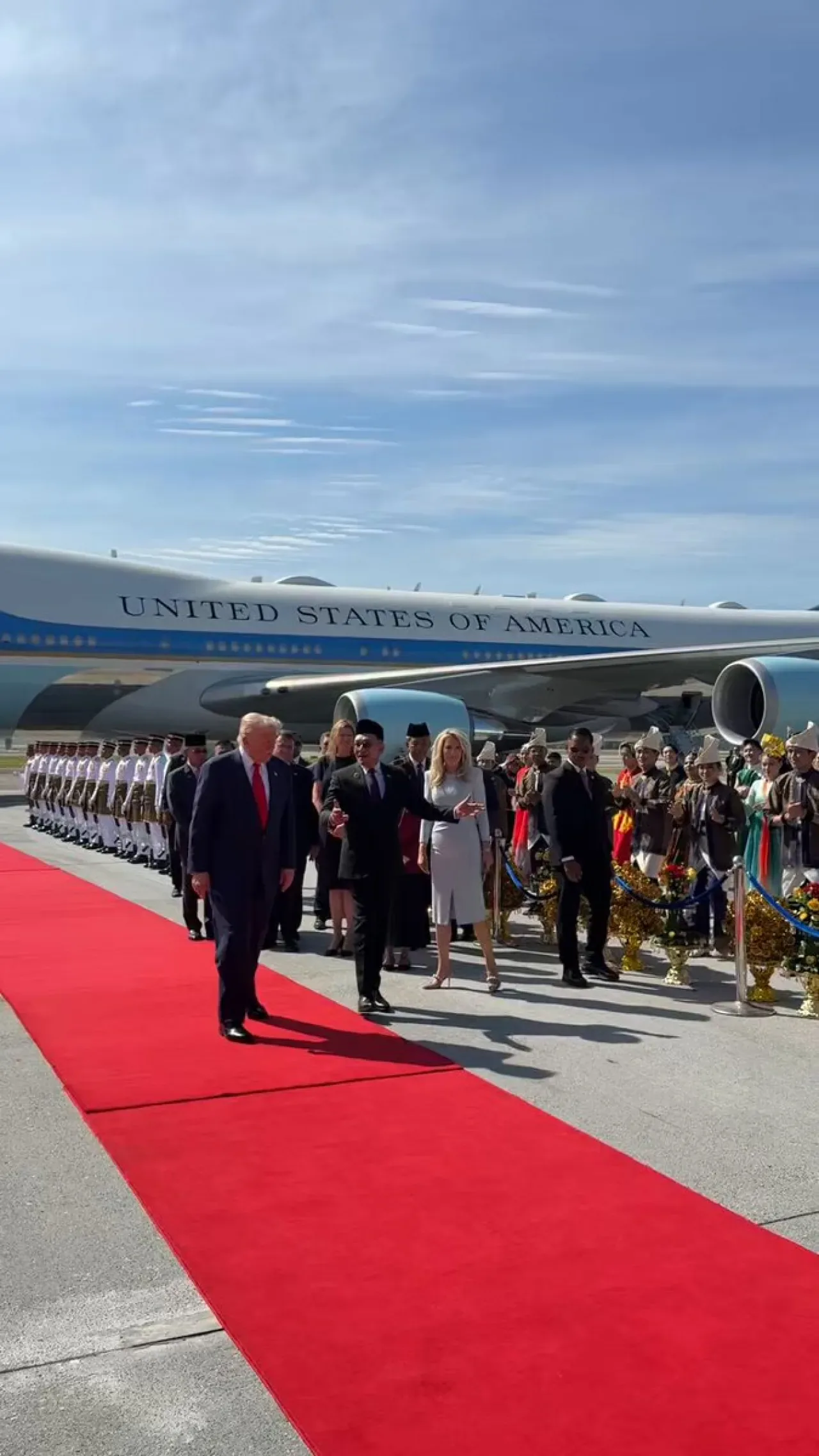Trump'ın Malezya Ziyaretinde Başbakan Anwar İbrahim ile Dans Anları Trump'ın Malezya Ziyaretinde Başbakan Anwar İbrahim ile Dans Anları