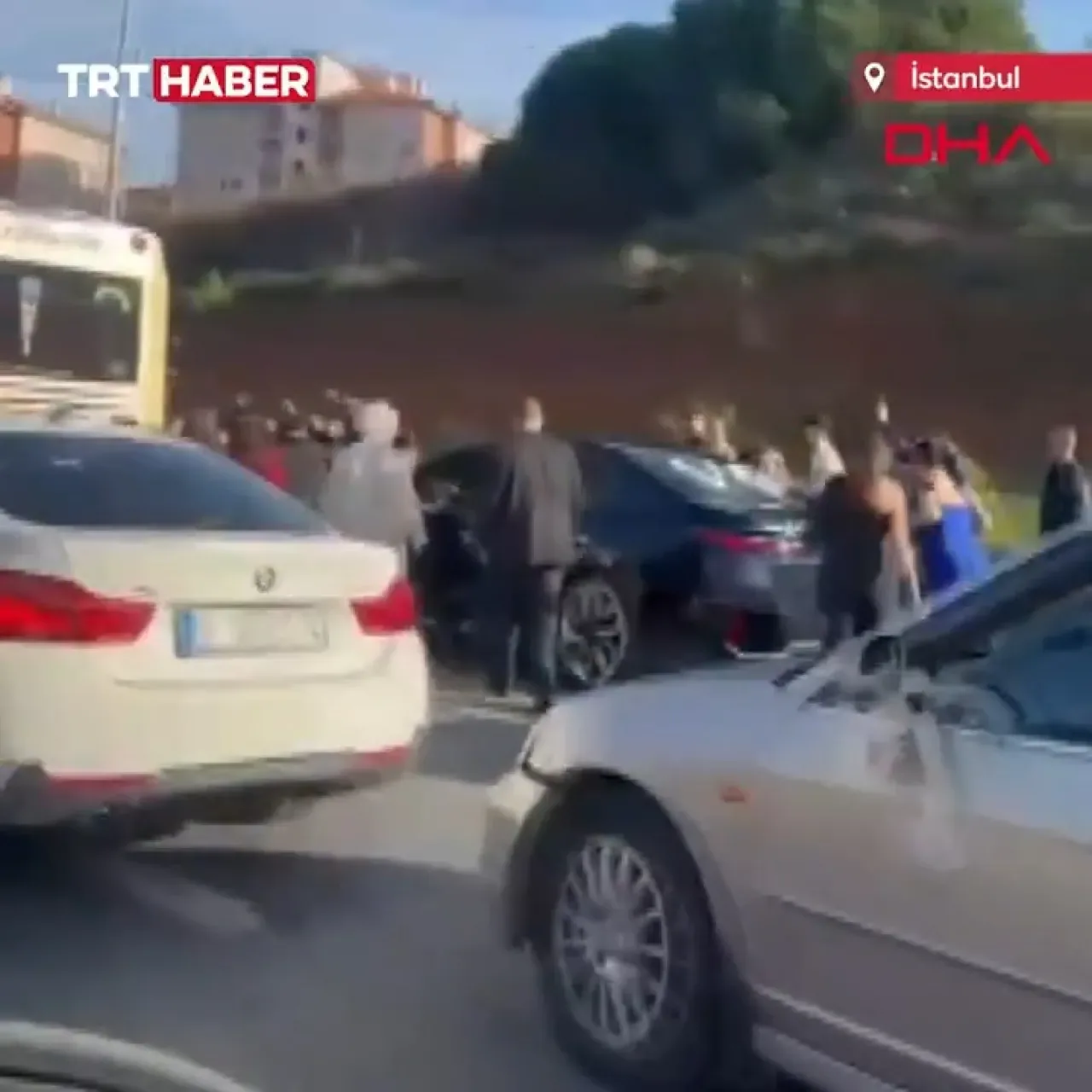 İstanbul'da Otoyolu Kapatıp Horon Teptiği İddia Edilen Düğün Konvoyu İstanbul'da Otoyolu Kapatıp Horon Teptiği İddia Edilen Düğün Konvoyu