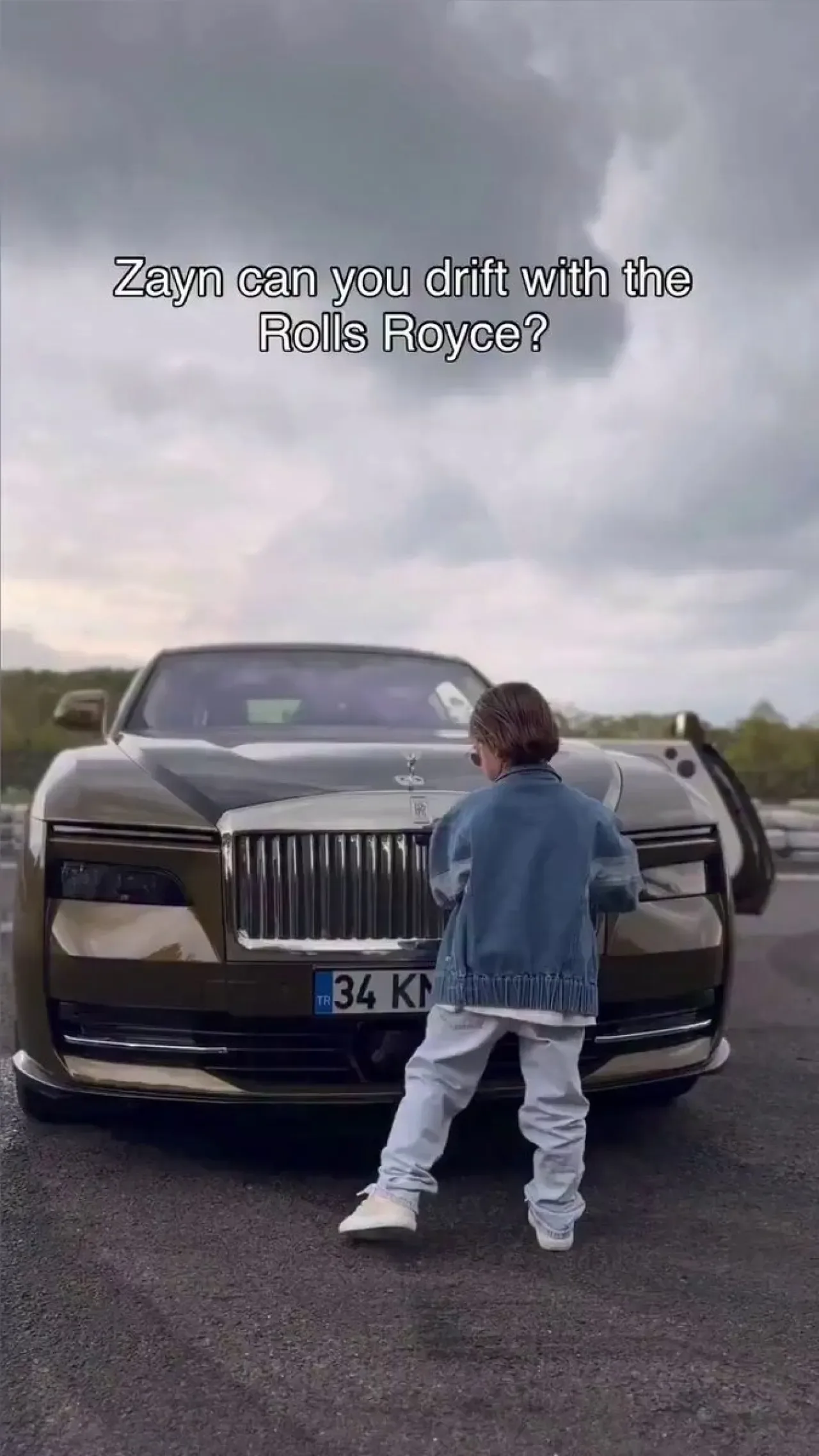 6 Yaşındaki Çocuğun Rolls Royce ile Drift Yapması Gündem Oldu 6 Yaşındaki Çocuğun Rolls Royce ile Drift Yapması Gündem Oldu