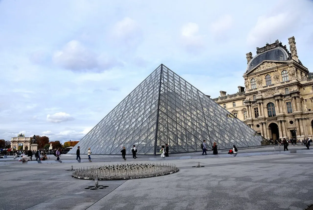 Louvre Müzesi'nde Değerli Taç Mücevherleri Çalındı, İki Şüpheli Gözaltında Louvre Müzesi'nde Değerli Taç Mücevherleri Çalındı, İki Şüpheli Gözaltında