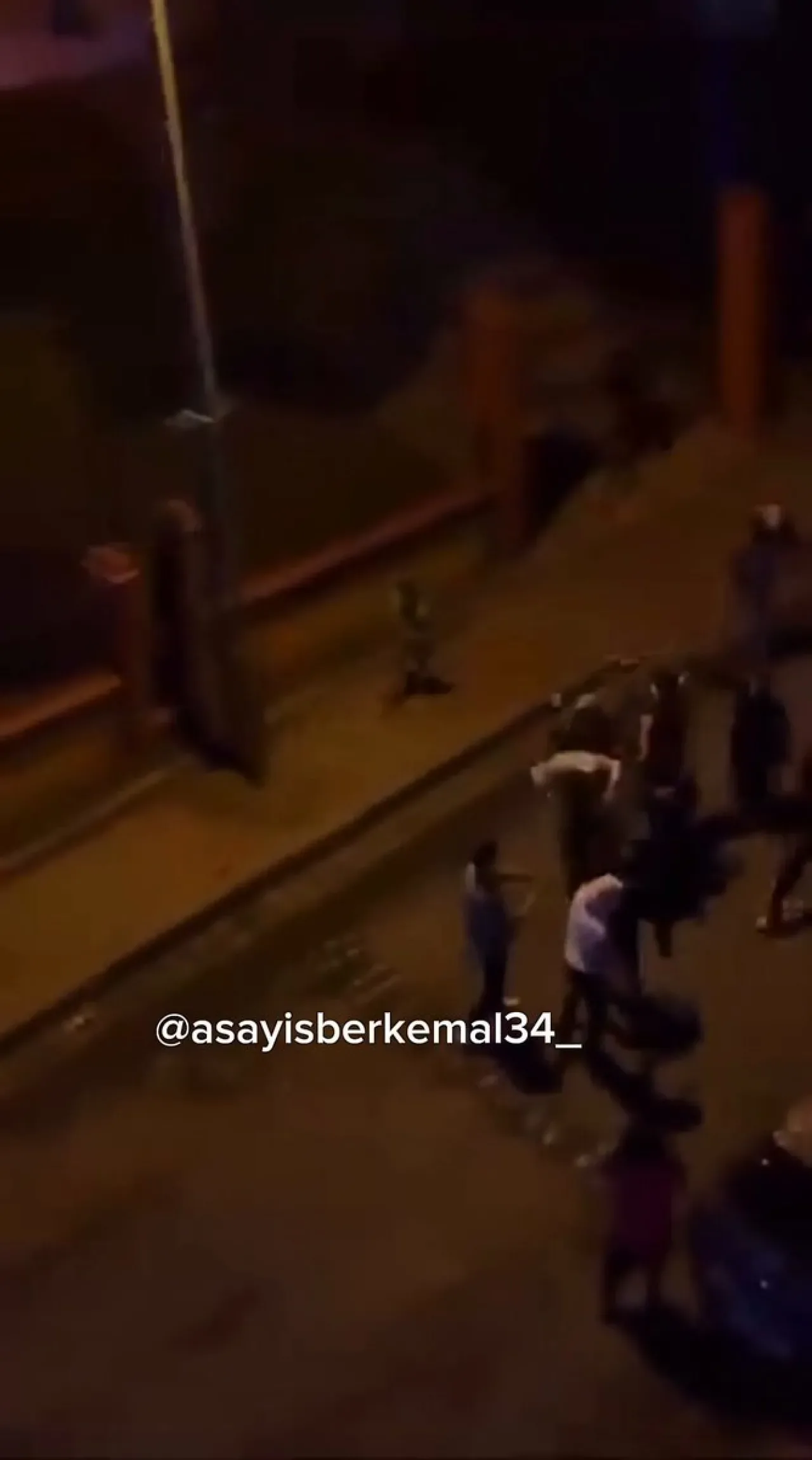 Küçükçekmece'de Sopalı Kavga: Kadınlar Araya Girerek Olayı Yatıştırmaya Çalıştı Küçükçekmece'de Sopalı Kavga: Kadınlar Araya Girerek Olayı Yatıştırmaya Çalıştı