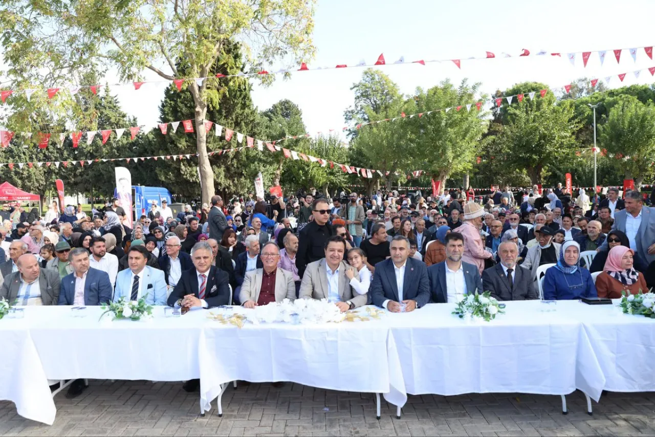 Saadet Partisi Genel Başkanı Mahmut Arıkan, İzmir'de Kardeşlik Buluşması'na Katıldı Saadet Partisi Genel Başkanı Mahmut Arıkan, İzmir'de Kardeşlik Buluşması'na Katıldı