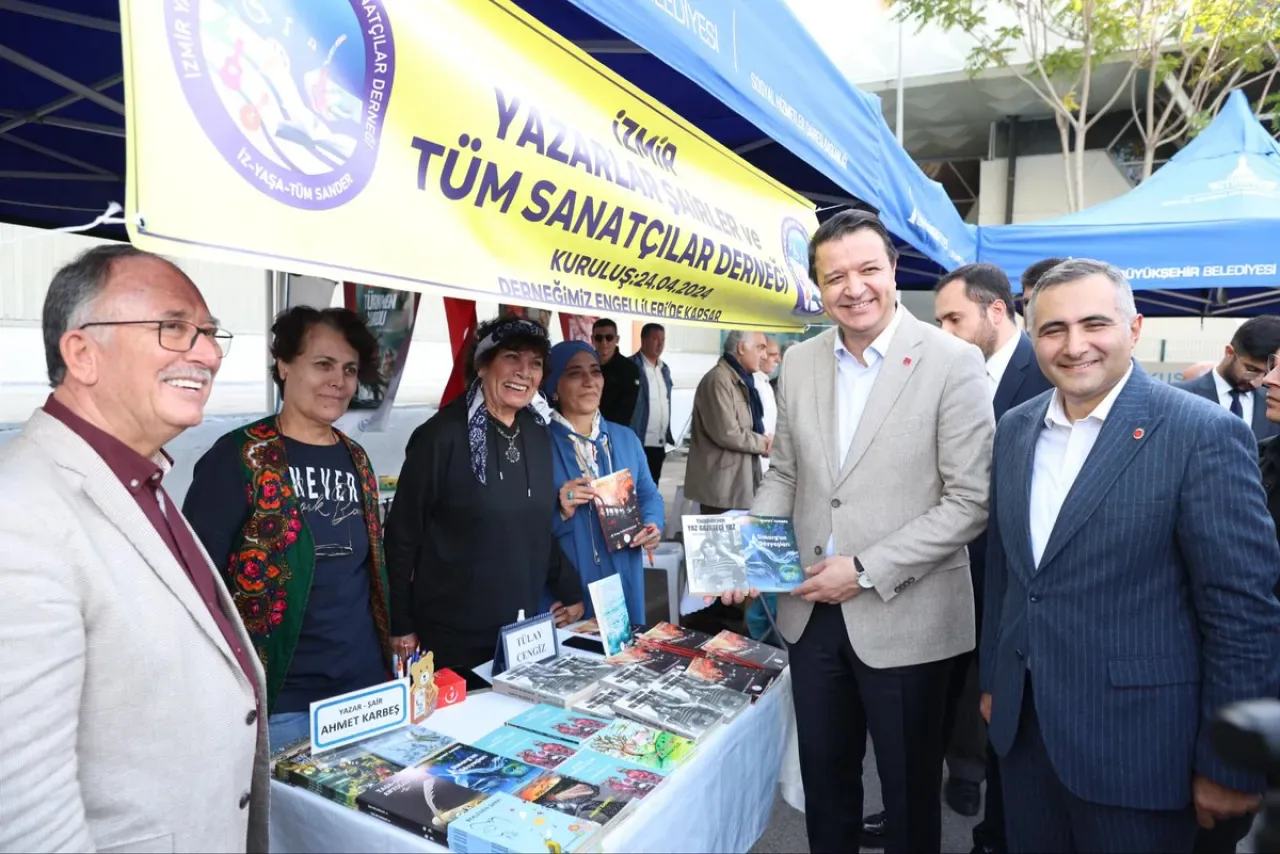 Saadet Partisi Genel Başkanı Mahmut Arıkan, İzmir Kitap Fuarı'nı Ziyaret Etti Saadet Partisi Genel Başkanı Mahmut Arıkan, İzmir Kitap Fuarı'nı Ziyaret Etti