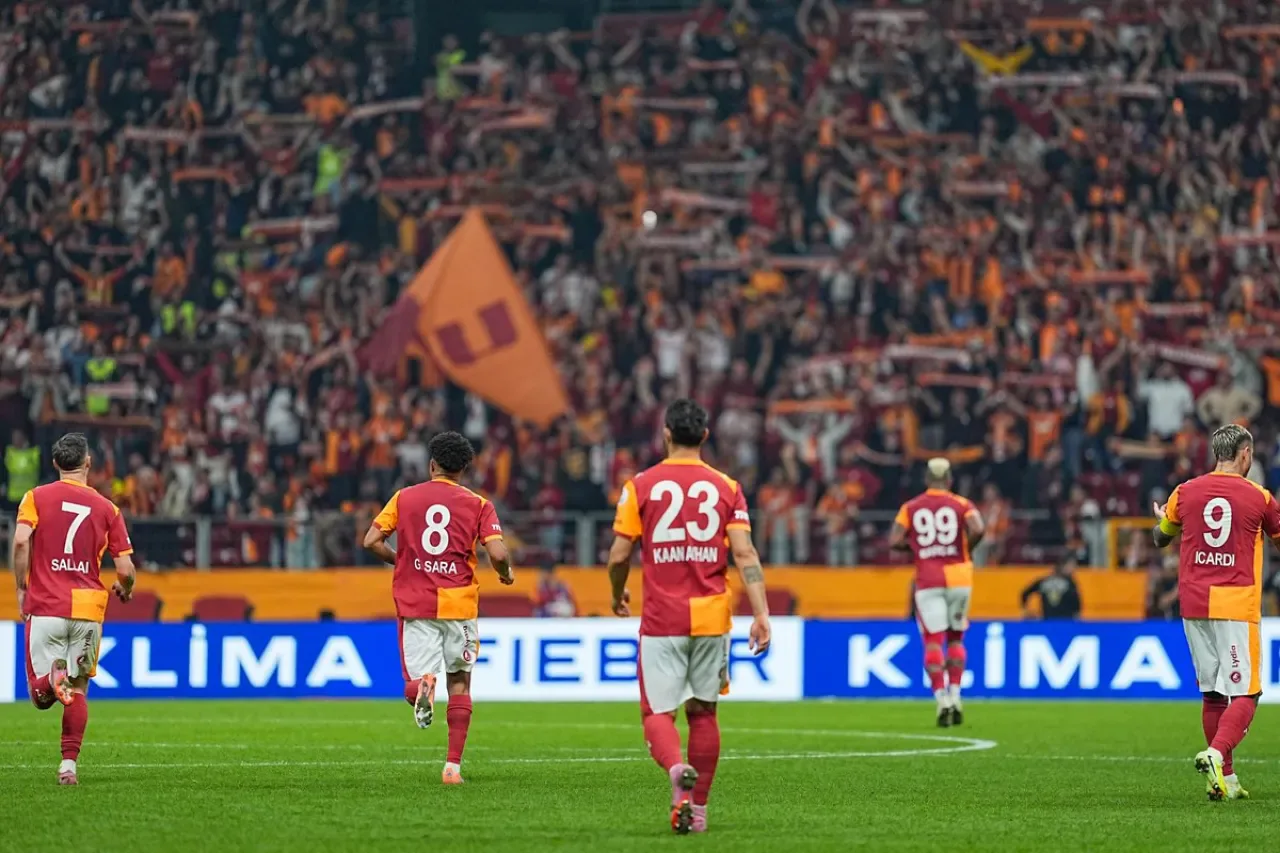 Galatasaray Taraftarlarından Muhteşem Görüntü: Tribünlerde Kol Kola Galatasaray Taraftarlarından Muhteşem Görüntü: Tribünlerde Kol Kola