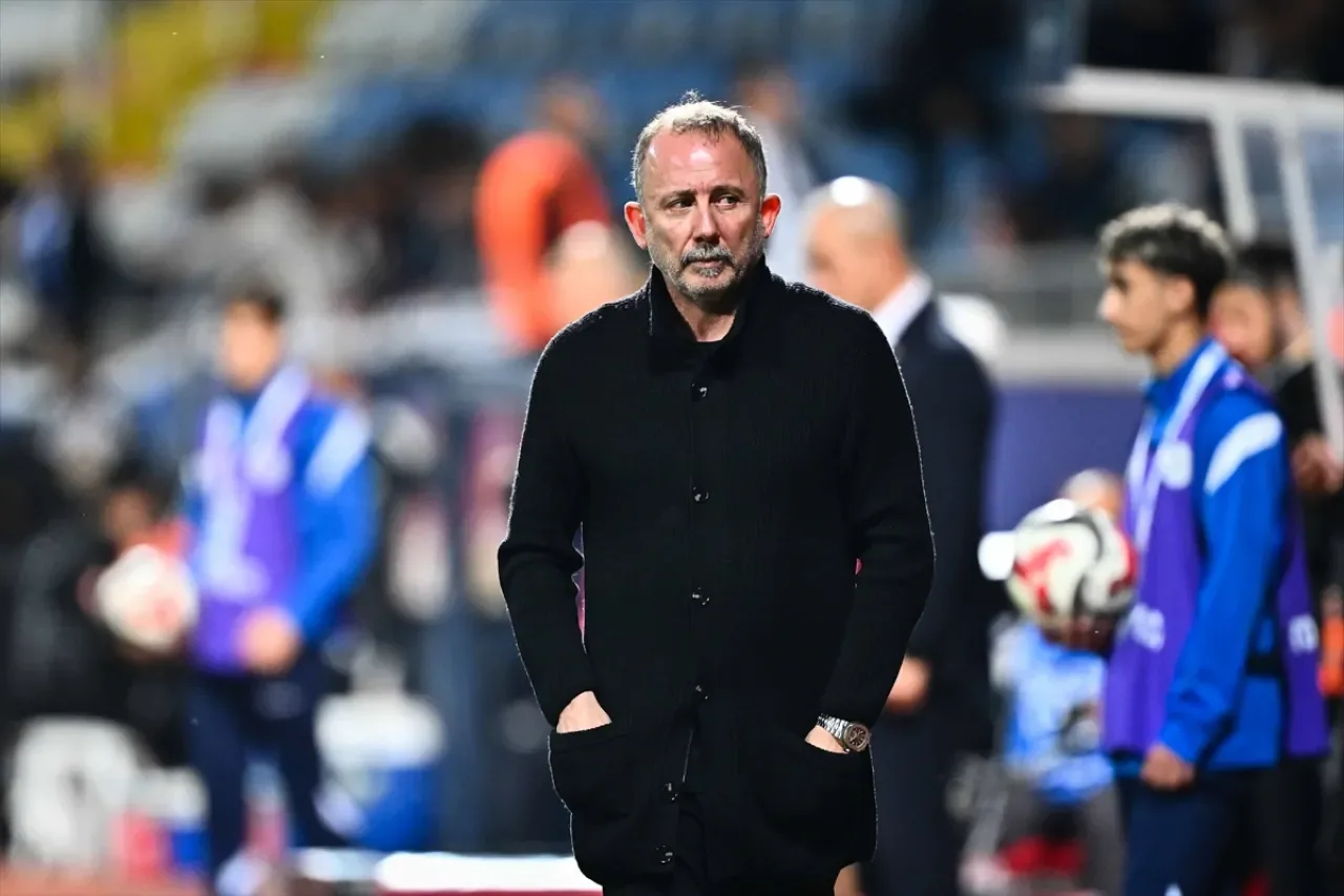 Sergen Yalçın'dan Taraftar Tepkilerine ve Fenerbahçe Derbisine İlişkin Açıklamalar Sergen Yalçın'dan Taraftar Tepkilerine ve Fenerbahçe Derbisine İlişkin Açıklamalar
