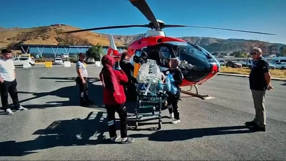 Tatvan'da 1.400 gramlık prematüre bebek hava ambulansıyla sevk edildi görseli
