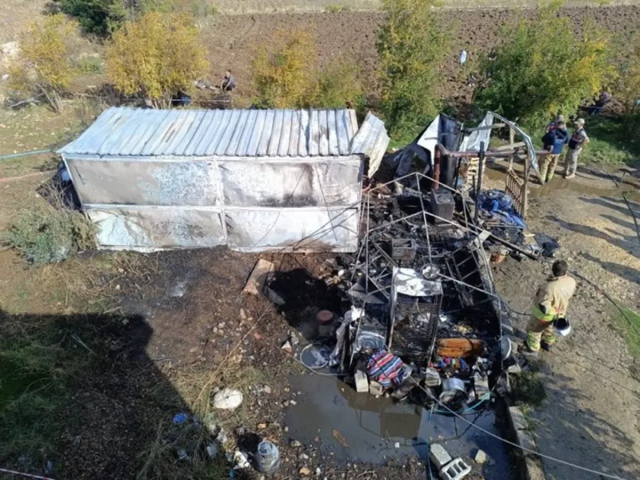 Hatay'da Konteyner Yangını: 1 Yaşındaki Bebek Hayatını Kaybetti Hatay'da Konteyner Yangını: 1 Yaşındaki Bebek Hayatını Kaybetti
