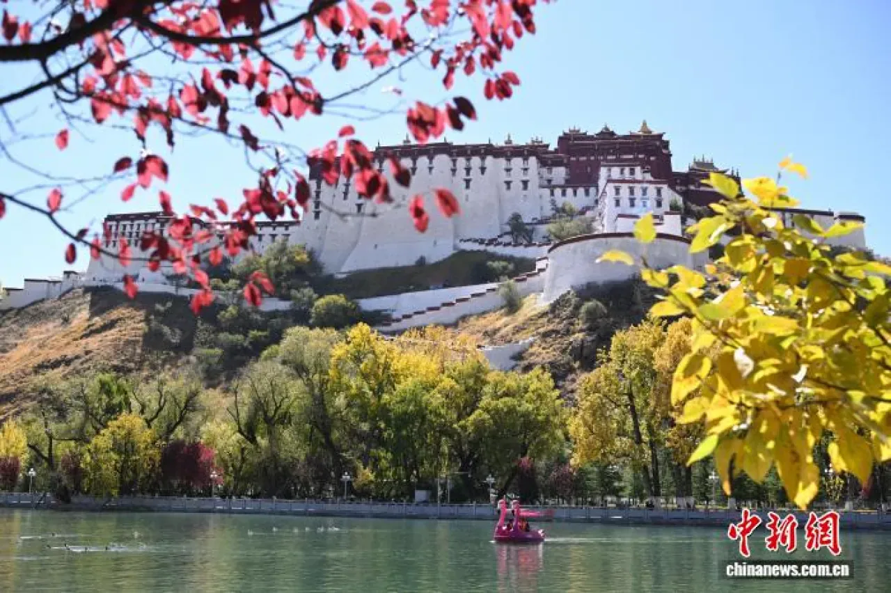 Lhasa'daki Zongjiao Lukang Parkı Altın Sonbahar Görsel Şölenine Büründü Lhasa'daki Zongjiao Lukang Parkı Altın Sonbahar Görsel Şölenine Büründü