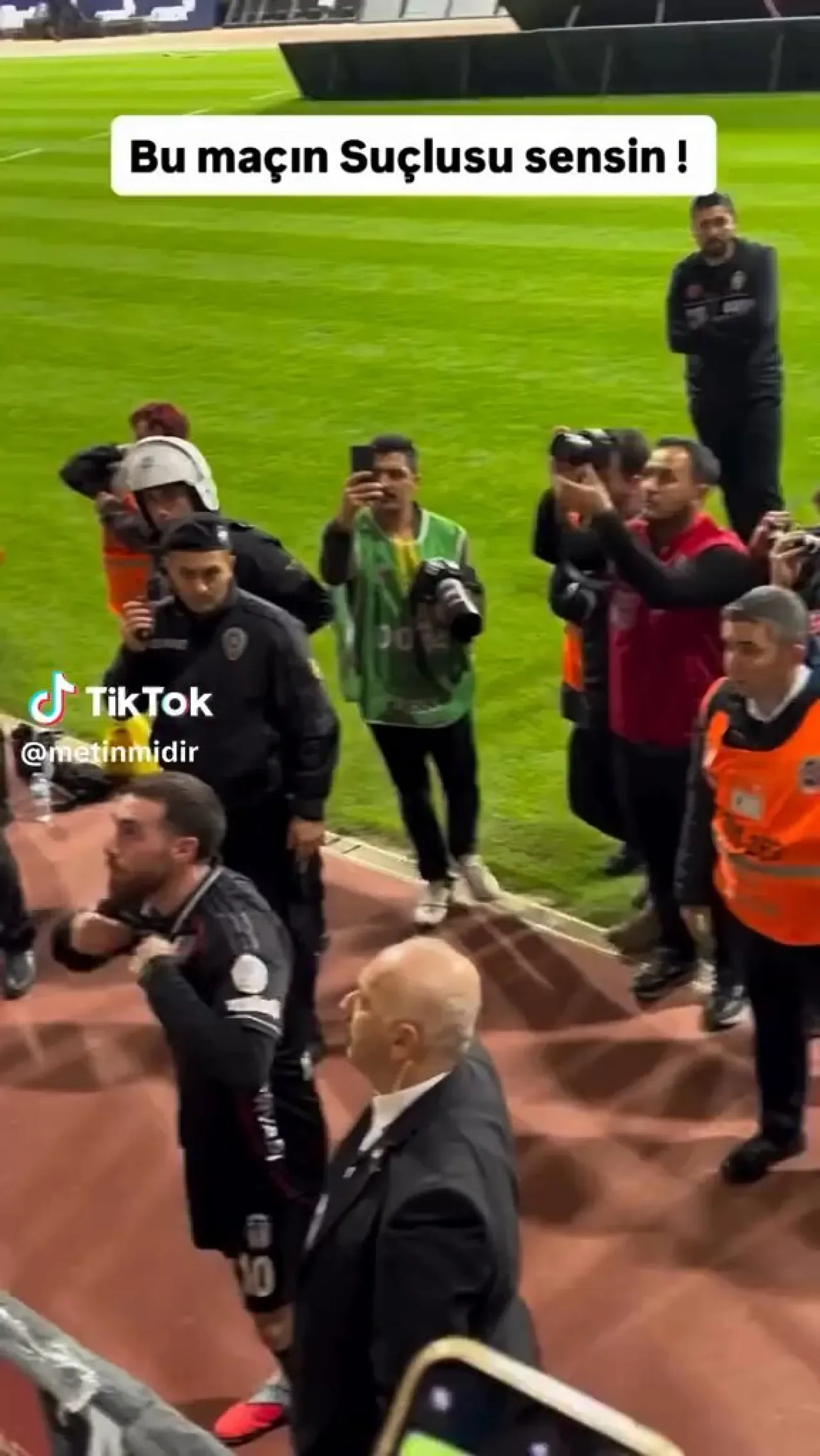 Beşiktaş Taraftarları Penaltı Kaçıran Abraham'a Tepki Gösterdi Beşiktaş Taraftarları Penaltı Kaçıran Abraham'a Tepki Gösterdi