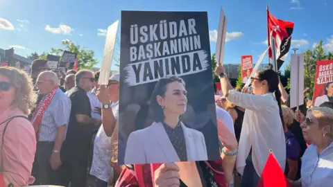 Üsküdar'da başkan vekili seçimi: 21-21 beraberlikte tutuklamalar ve partili değişiklik gölgesinde oy kullanılıyor