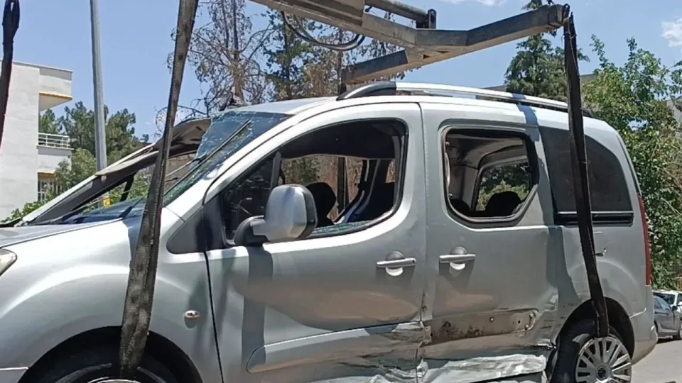 Şırnak'ta Otomobil ile Hafif Ticari Araç Çarpıştı: 1 Yaralı görseli
