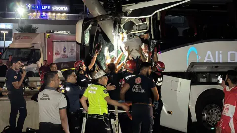 Adana'da Alt Geçitte Kontrolden Çıkan Otobüs Duvara Çarptı: 11 Yaralı