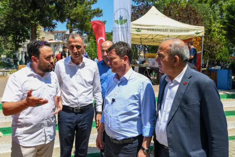 Osmangazi Belediye Başkanı Erkan Aydın, Hüdavendigar Mahallesi'nde Aşure Dağıttı
