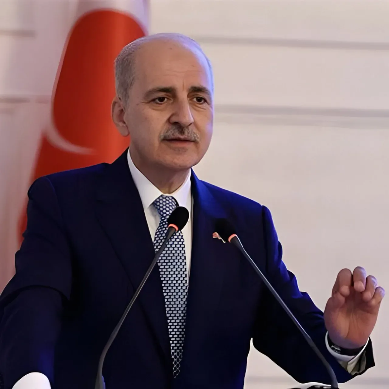 Numan Kurtulmuş: "Bir Eli Silahta, Bir Eli Sandıkta Olmaz" Dedi Numan Kurtulmuş: "Bir Eli Silahta, Bir Eli Sandıkta Olmaz" Dedi