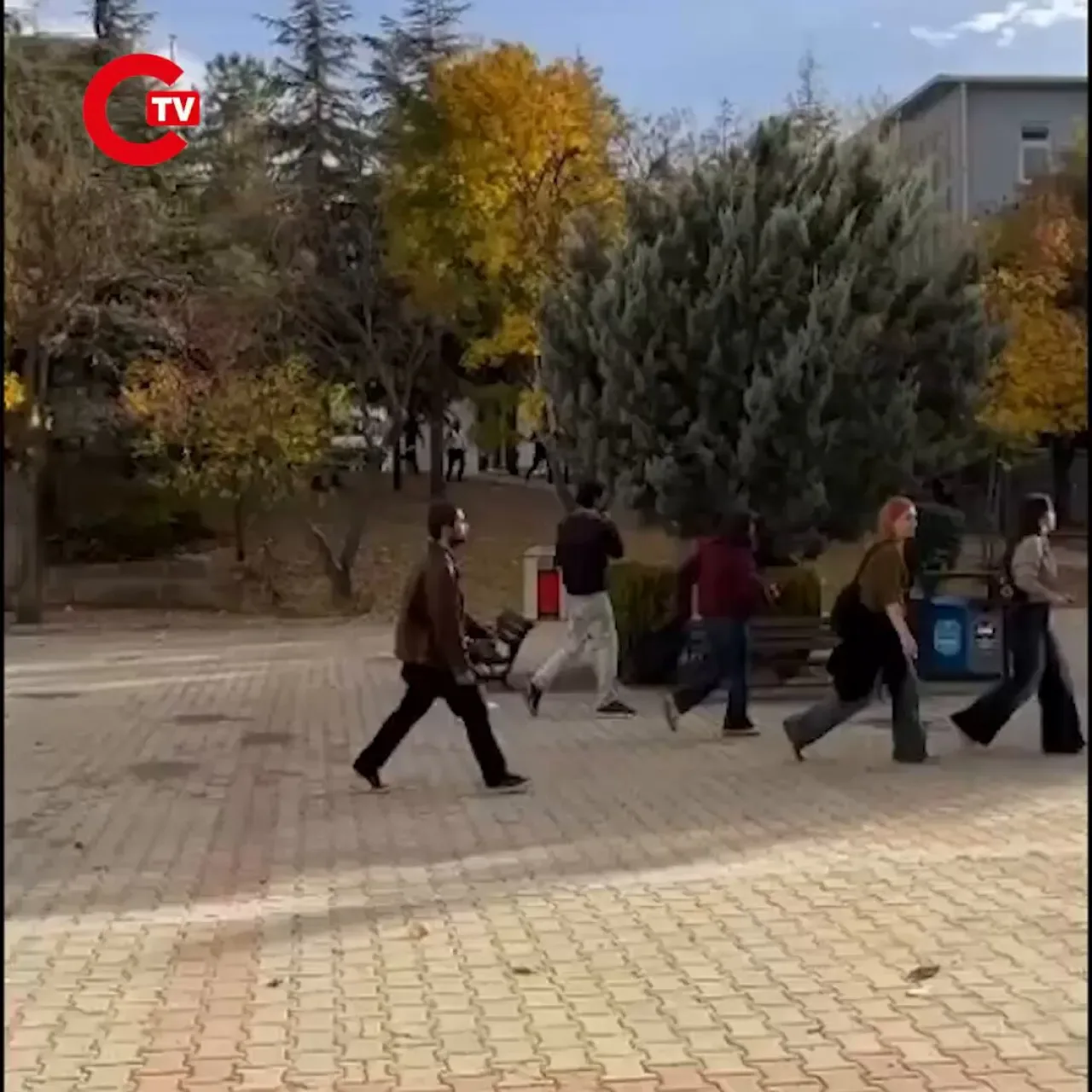 Hacettepe Üniversitesi'nde Pala ile Öğrencilere Saldırı Hacettepe Üniversitesi'nde Pala ile Öğrencilere Saldırı