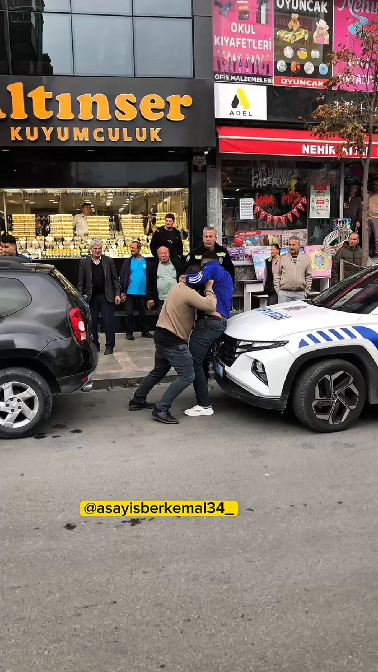 Bağcılar'da Kavgaya Müdahale Etmeyen Polise Tepki Bağcılar'da Kavgaya Müdahale Etmeyen Polise Tepki