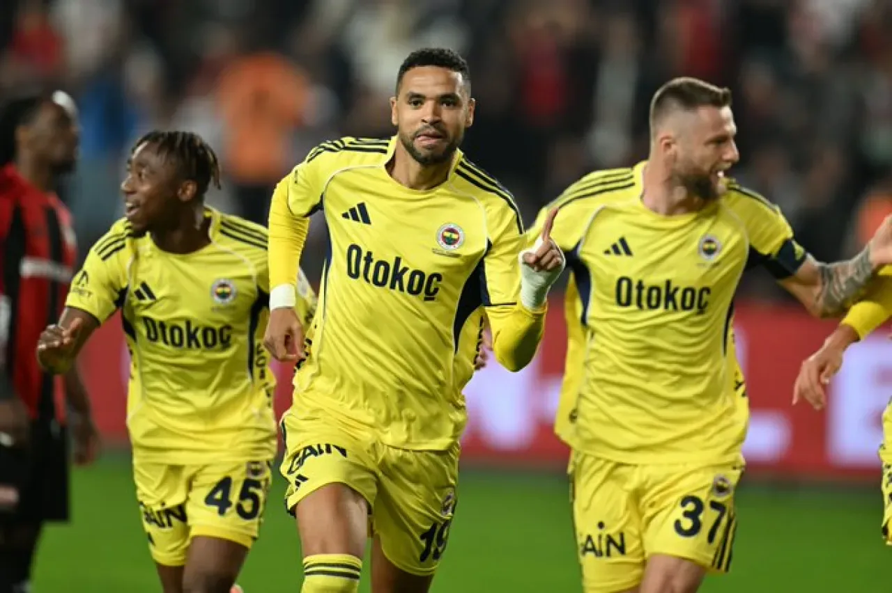 Gaziantep FK 0-2 Fenerbahçe: İlk Yarıda İki Golle Öne Geçtiler Gaziantep FK 0-2 Fenerbahçe: İlk Yarıda İki Golle Öne Geçtiler