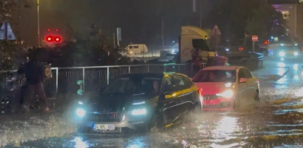 İstanbul'da Sağanak Yağış Hayatı Olumsuz Etkiledi İstanbul'da Sağanak Yağış Hayatı Olumsuz Etkiledi