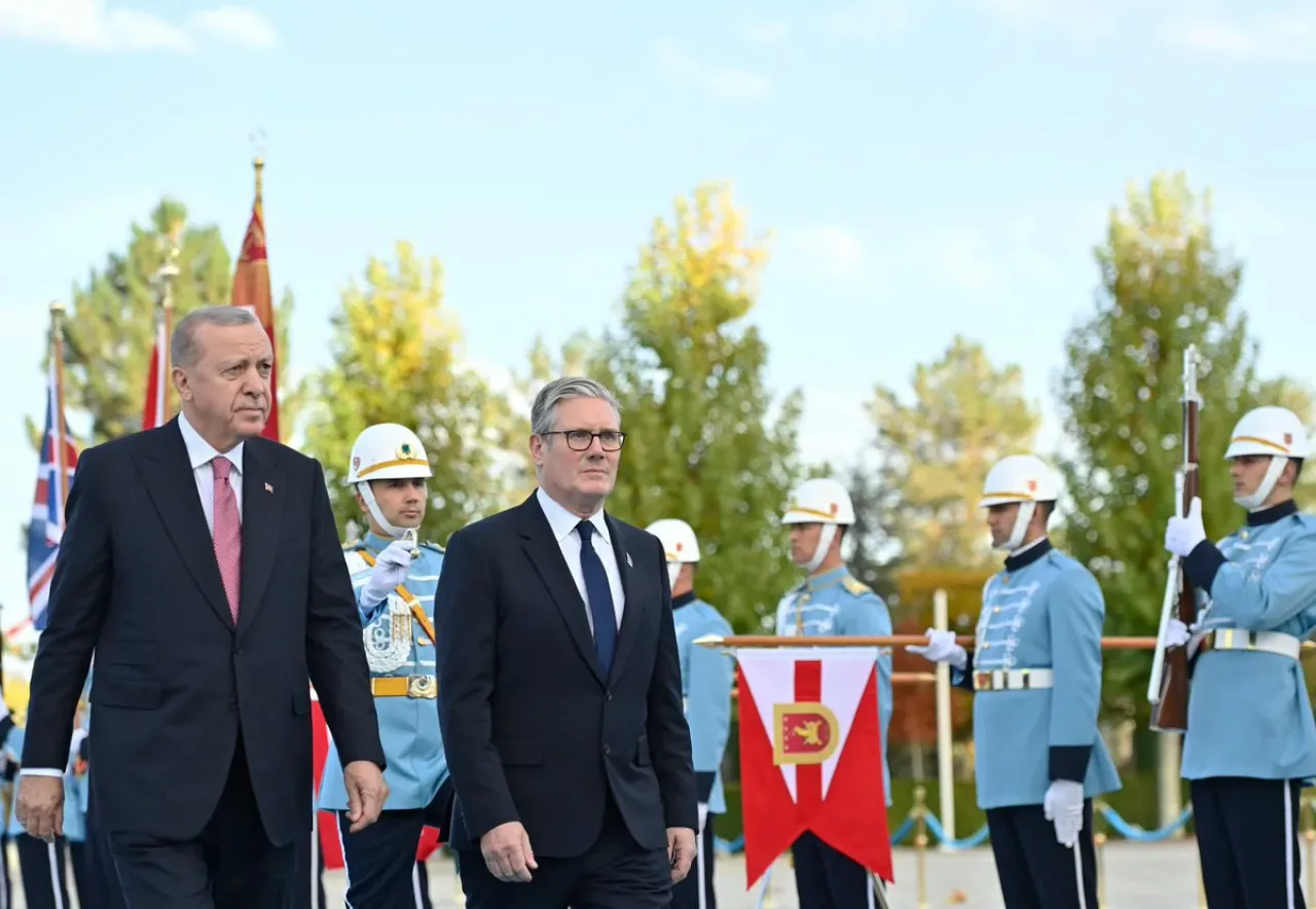 Türkiye ile Birleşik Krallık Arasında Ticaret ve Savunma İş Birliği Güçlendiriliyor Türkiye ile Birleşik Krallık Arasında Ticaret ve Savunma İş Birliği Güçlendiriliyor