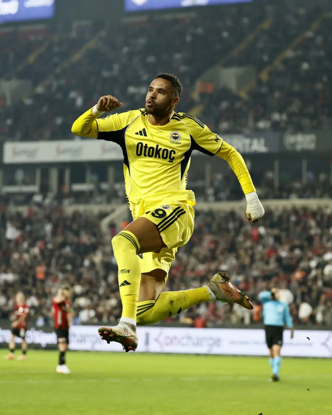 Fenerbahçe, Gaziantep FK'yi 2-0 Mağlup Etti Fenerbahçe, Gaziantep FK'yi 2-0 Mağlup Etti