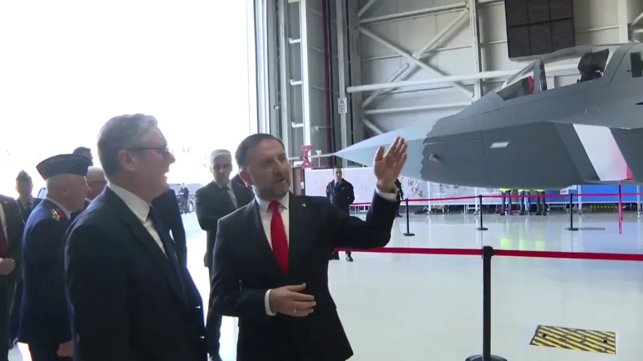 İngiltere Başbakanı Keir Starmer KAAN'ı Yakından İnceledi İngiltere Başbakanı Keir Starmer KAAN'ı Yakından İnceledi