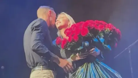Anna-Carina Woitschack yıl dönümü konserde yeni sevgilisiyle öptü: "Şimdi herkes biliyor"