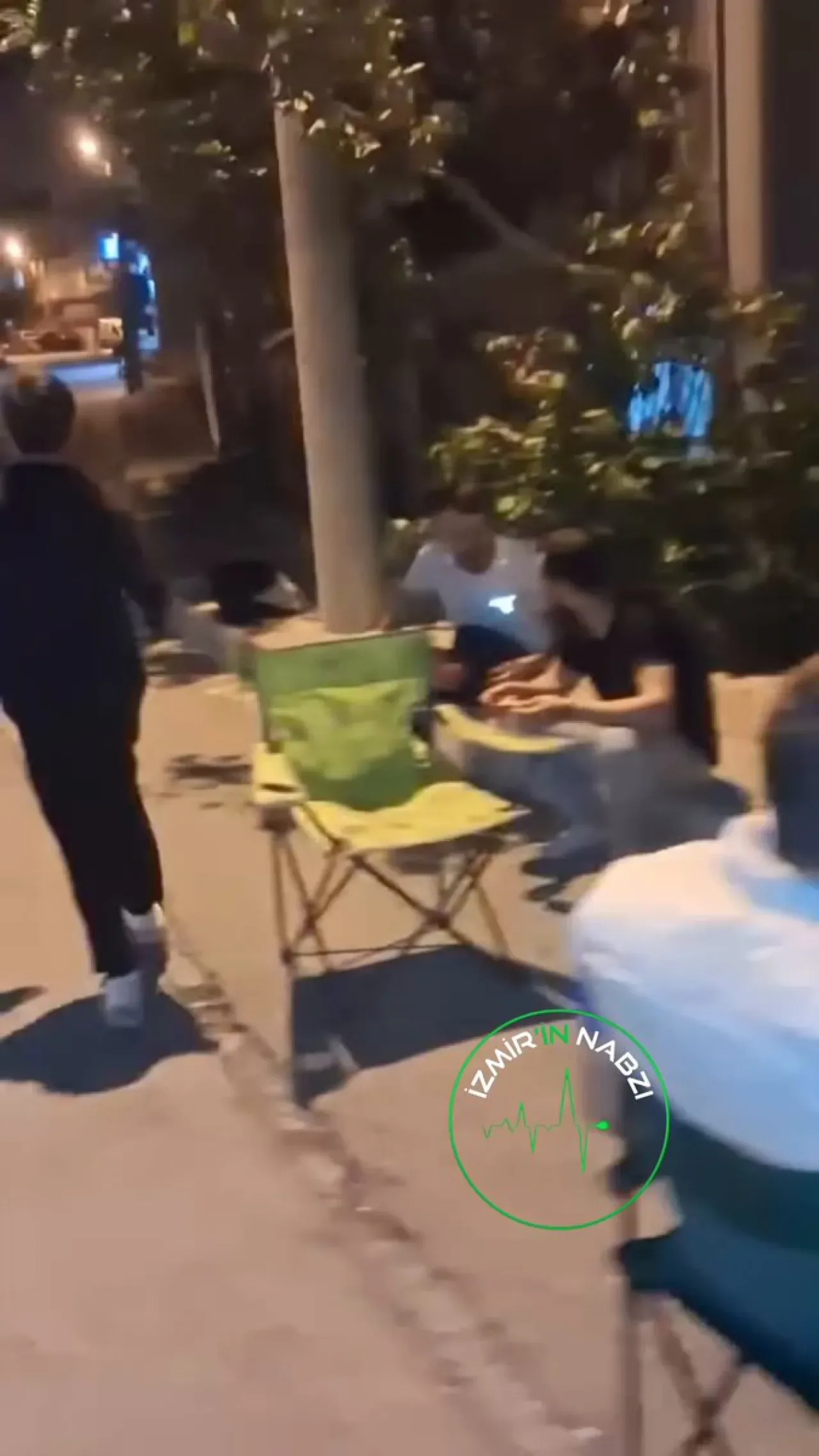 İzmir'de Deprem Sonrası Vatandaşlar Sokaklara Aktı İzmir'de Deprem Sonrası Vatandaşlar Sokaklara Aktı