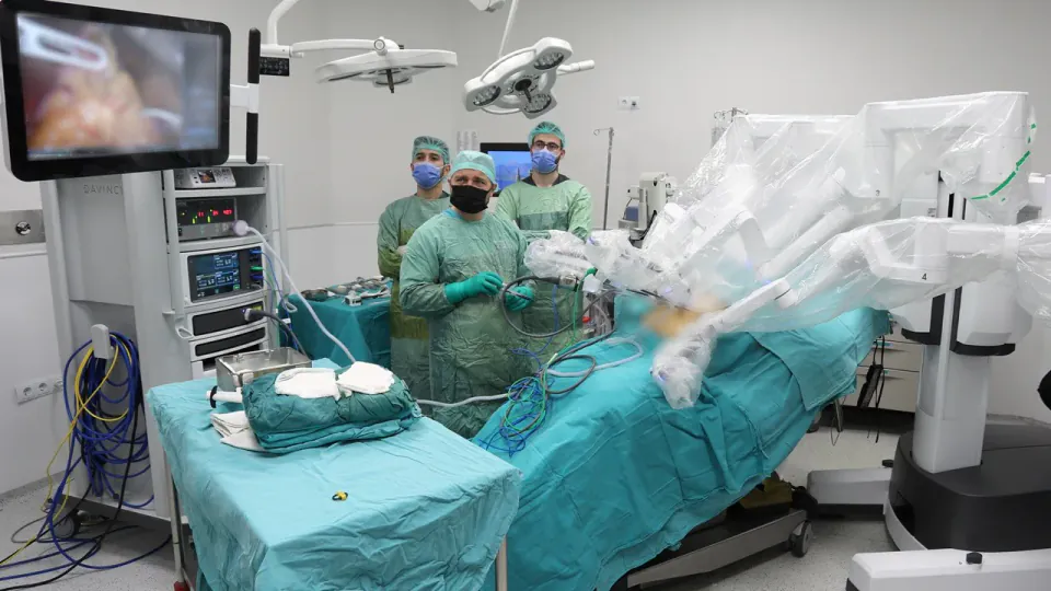 Selçuk Üniversitesi Tıp Fakültesi Hastanesi Robotik Cerrahi Kapasitesini Artırdı görseli