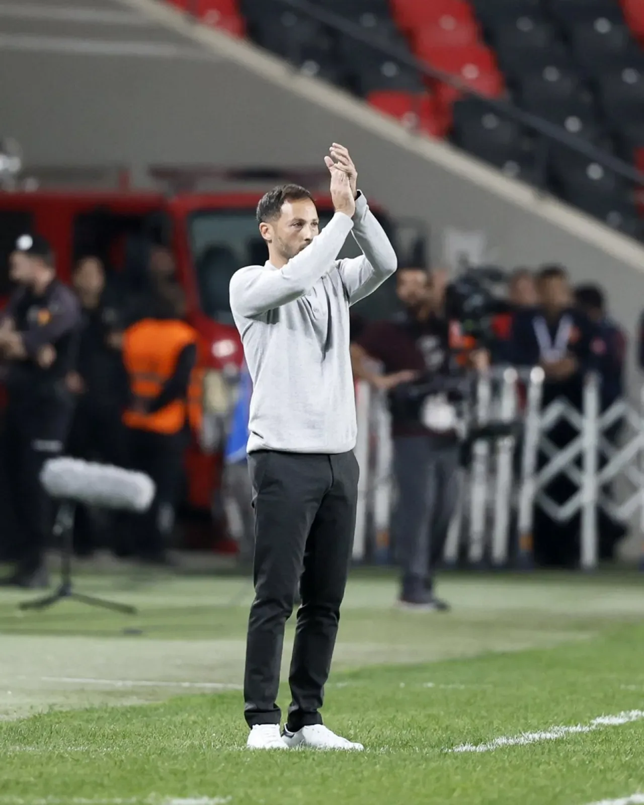 Fenerbahçe Teknik Direktörü Tedesco: "Takımda Herkes Gelişiyor" Fenerbahçe Teknik Direktörü Tedesco: "Takımda Herkes Gelişiyor"