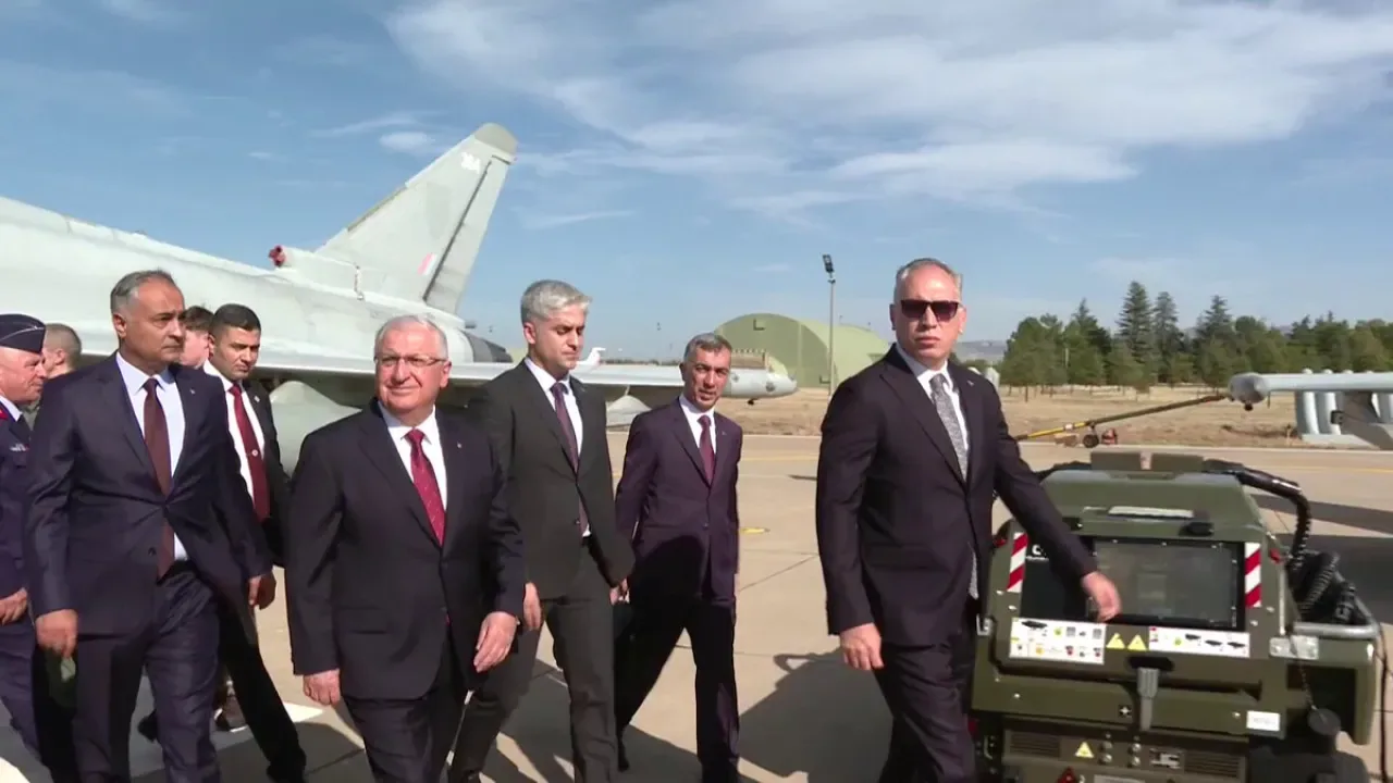 Millî Savunma Bakanı Güler ve Birleşik Krallık Başbakanı Starmer, Eurofighter Filosunu İnceledi Millî Savunma Bakanı Güler ve Birleşik Krallık Başbakanı Starmer, Eurofighter Filosunu İnceledi